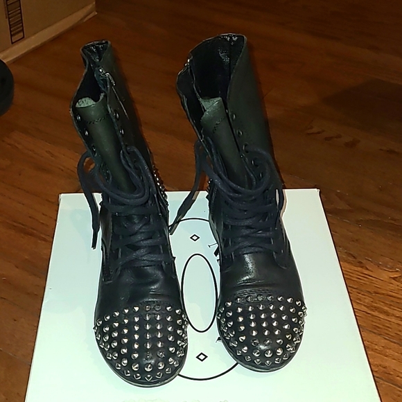 Steve Madden black studded combat boots. Sz 6.  Really good used condition! - Picture 2 of 5